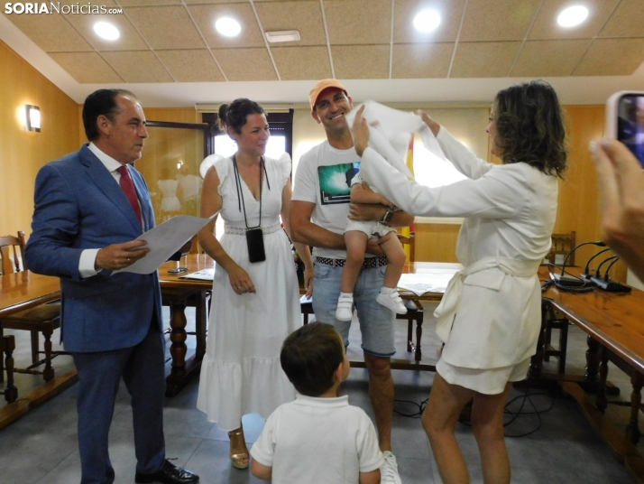 Golmayo celebra la natalidad del municipio entregando el pa&ntilde;uelo de fiestas a los nacidos en 2022