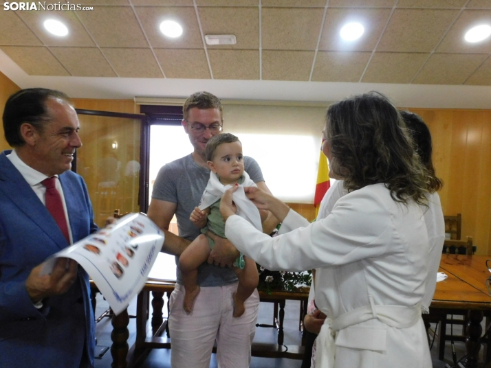 Golmayo celebra la natalidad del municipio entregando el pa&ntilde;uelo de fiestas a los nacidos en 2022