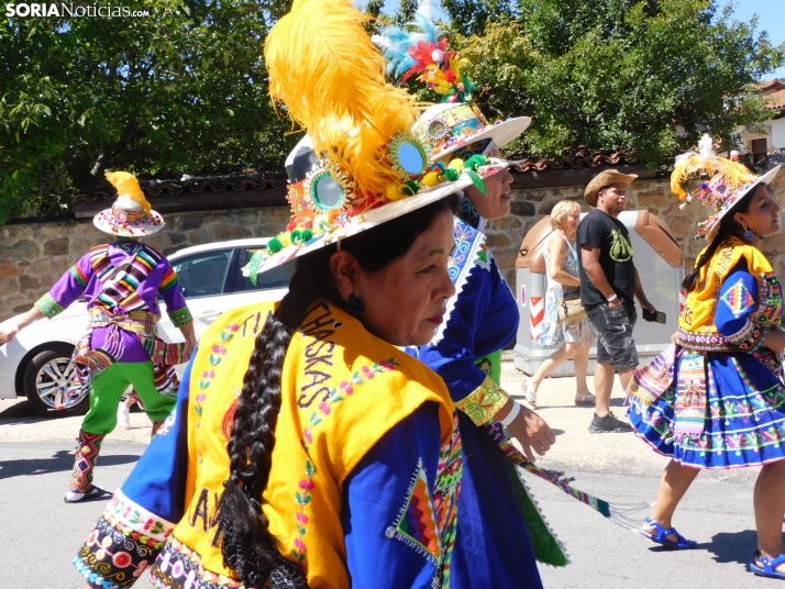 FOTOS | El Royo se llena de color para moverse a ritmos latinoamericanos en sus VI Jornadas del Indiano y la M