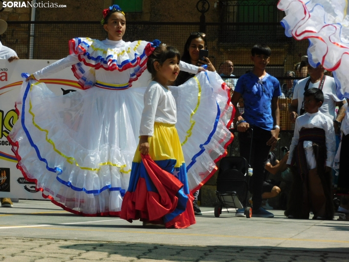 FOTOS | El Royo se llena de color para moverse a ritmos latinoamericanos en sus VI Jornadas del Indiano y la M