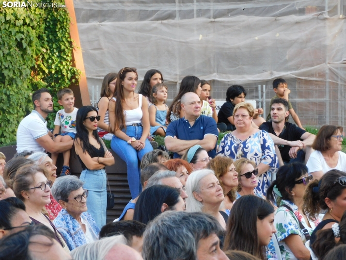 Fotos: Caperucita Roja y un espect&aacute;culo de acr&oacute;batas visitan Soria en su Festival de Teatro