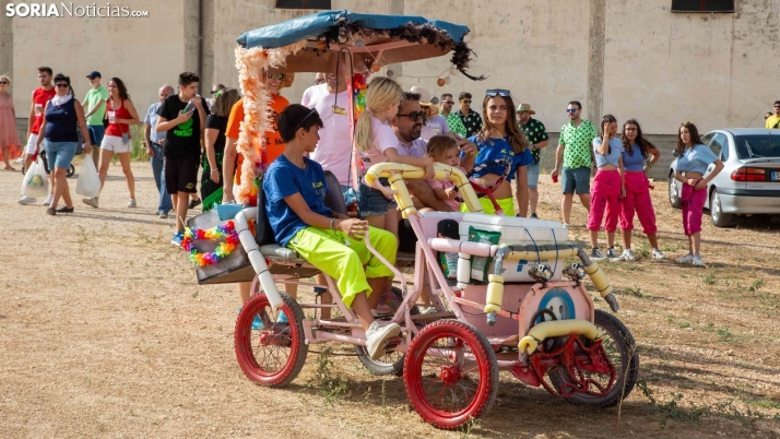 FOTO A FOTO| Las peñas de Berlanga ponen color a las fiestas con su desfile hacia la novillada