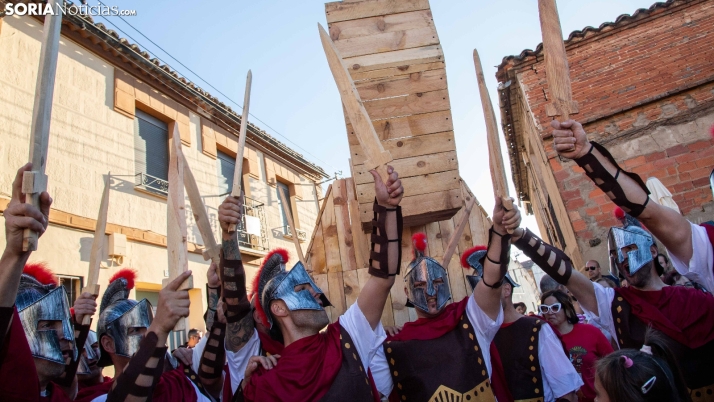 GALERÍA | Disfraces y charanga en Tardelcuende para celebrar sus fiestas en honor a la Virgen del Rosario y San Esteban Protomártir
