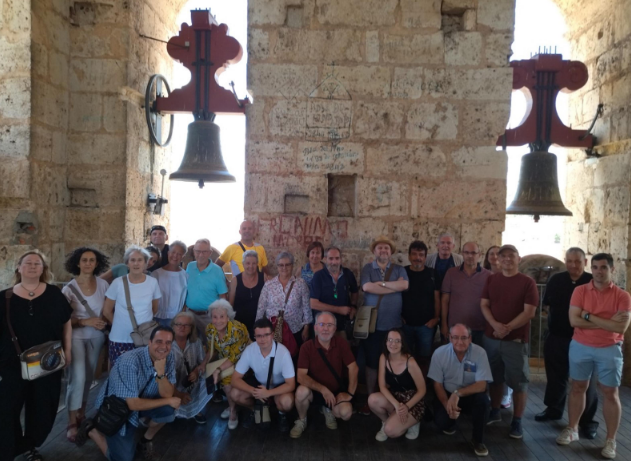 Los alumnos de la Universidad Santa Catalina, visitan la exposición Vestir de propio en Morón de Almazán
