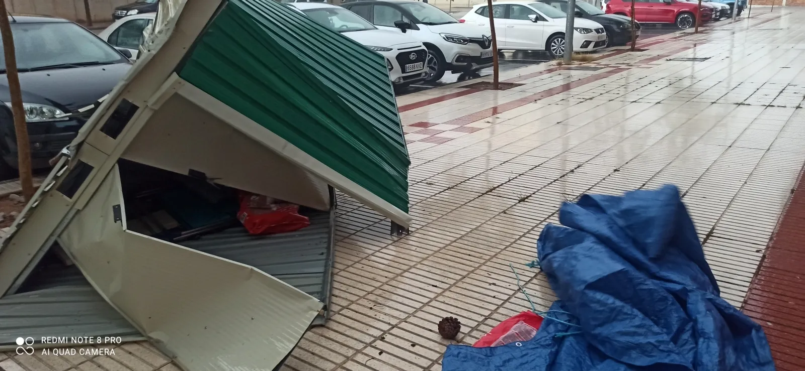 Foto 2 - El temporal sacude Soria: Vuelos de sombrillas, sillas y dos intervenciones de los bomberos