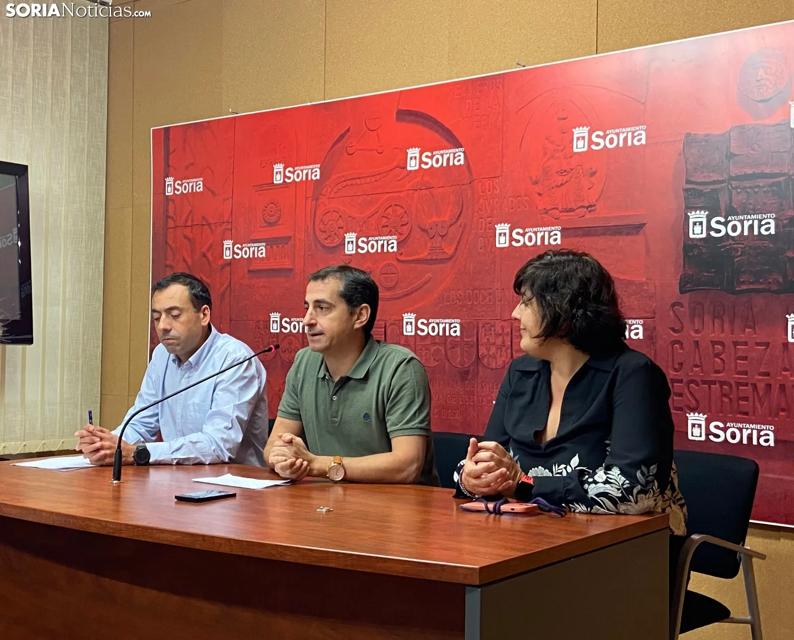 el jefe del Servicio de recogida de residuos de Valoriza, Fernando Baena, la concejal de desarrollo sostenible y medio ambiente, Ana Alegre, y el responsable del proyecto Granito de Tela y director de Cáritas diocesana de Osma-Soria, Alberto Martín Marín.