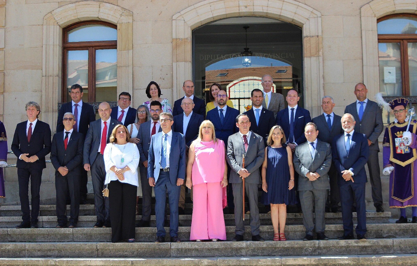 Tractores, cosechadoras, aperos agrícolas... y hasta un cuadro de Dalí | El, en ocasiones, sorprendente patrimonio de los 25 diputados de Soria