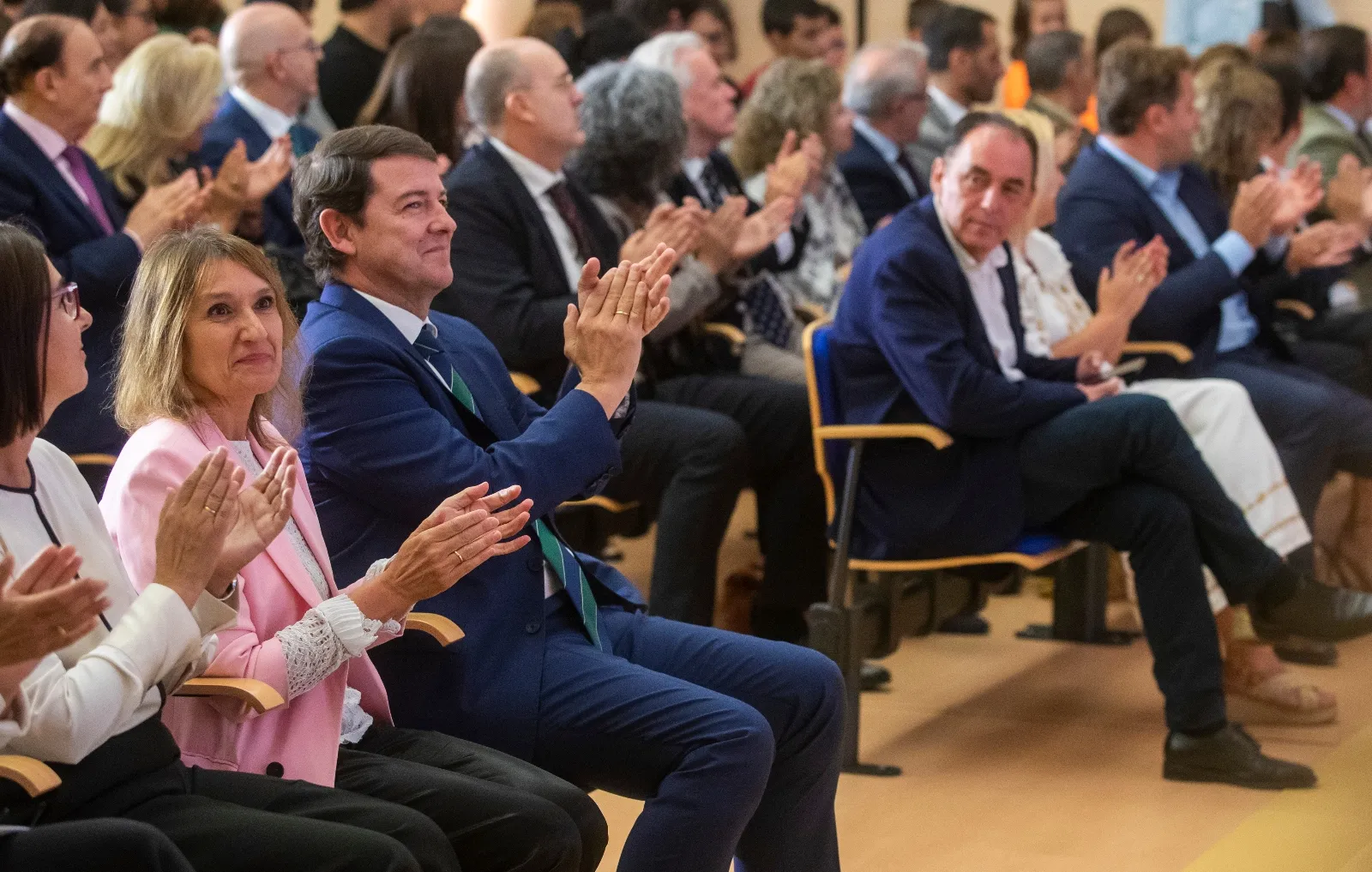 Foto 10 - Ma&ntilde;ueco inicia el curso escolar en Soria: "La educaci&oacute;n de Castilla y Le&oacute;n no baja el list&oacute;n"