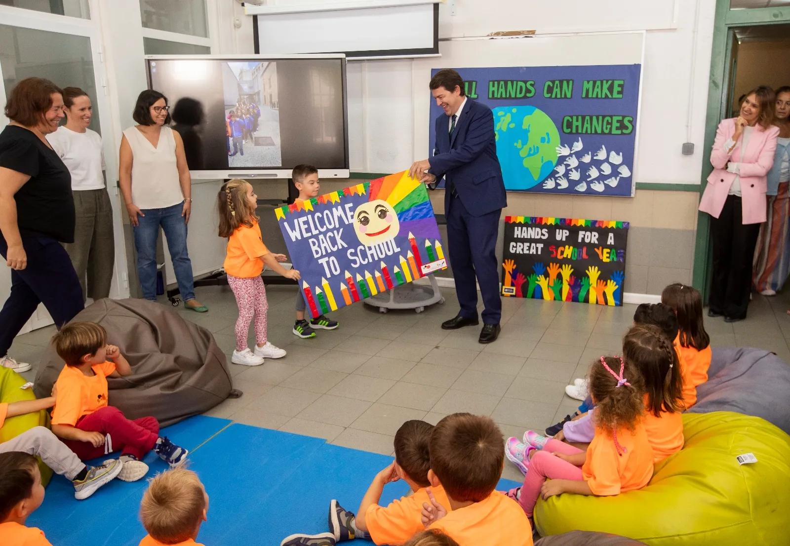 Foto 9 - Ma&ntilde;ueco inicia el curso escolar en Soria: "La educaci&oacute;n de Castilla y Le&oacute;n no baja el list&oacute;n"