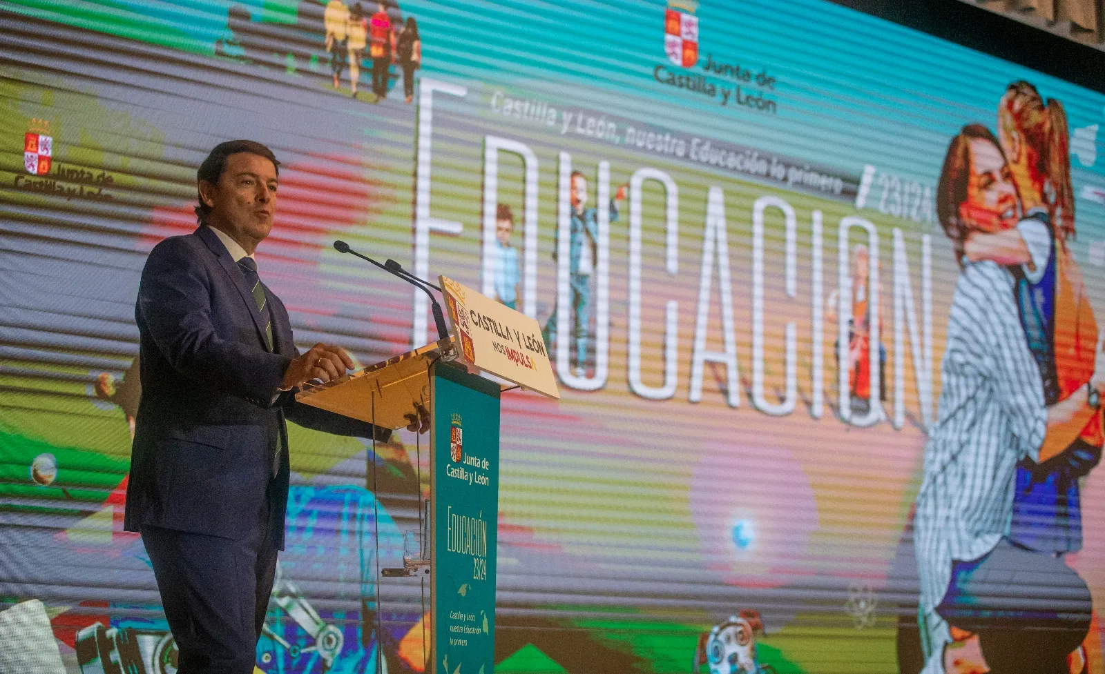 Foto 8 - Ma&ntilde;ueco inicia el curso escolar en Soria: "La educaci&oacute;n de Castilla y Le&oacute;n no baja el list&oacute;n"