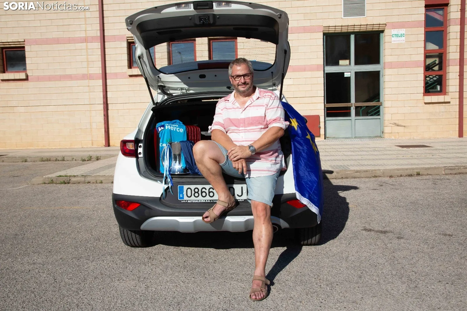 Alfredo Cabrerizo con el equipaje preparado para viajar por Europa.