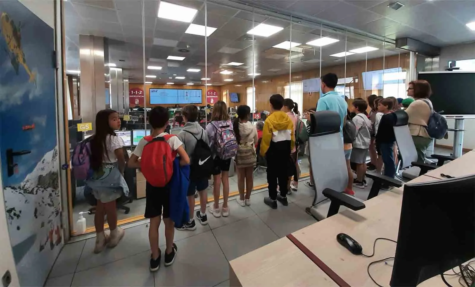 Una visita escolar al centro del 1-1-2. /Jta.