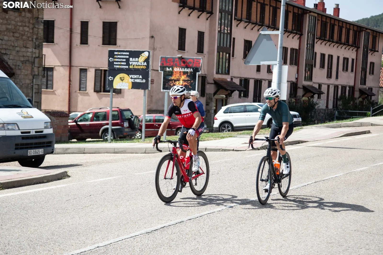 Fotos: Turistas de todo el mundo y visontinos se reúnen en Vinuesa en las horas previas a La Vuelta