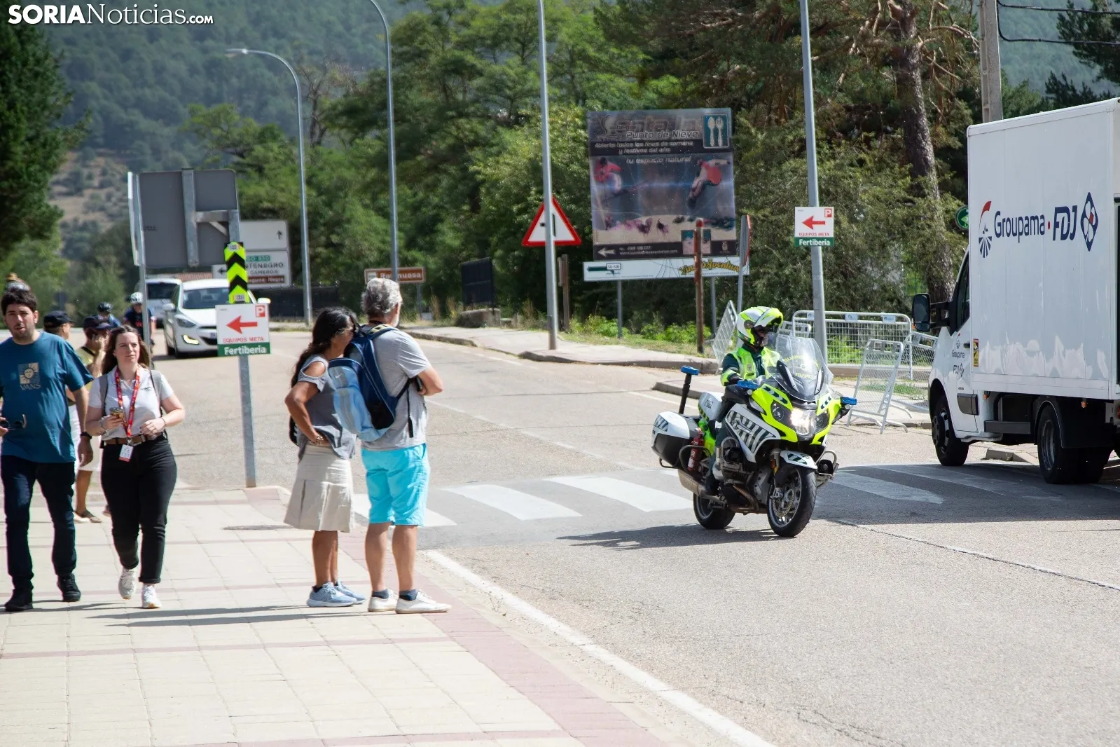Fotos: Turistas de todo el mundo y visontinos se reúnen en Vinuesa en las horas previas a La Vuelta