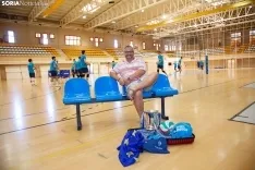Alfredo Cabrerizo con el equipaje preparado para viajar por Europa.