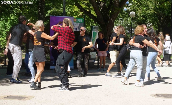 Welcome Autumn with Dancing: Soria Baila Group Delights Park Visitors