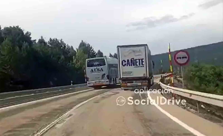 El temerario adelantamiento de un autobús a un camión en las carreteras de Soria