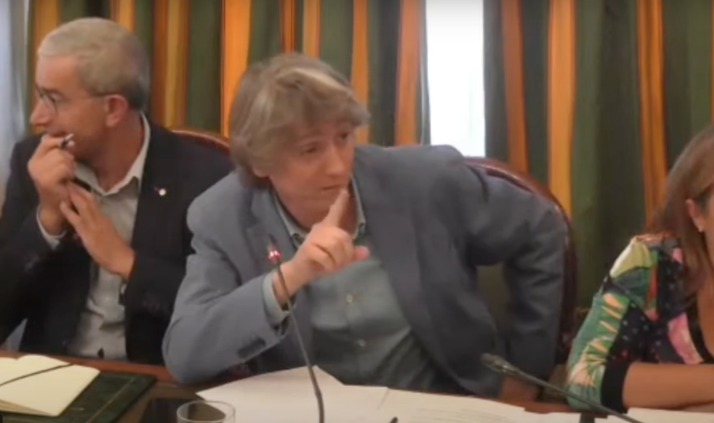 Supuestas cabezadas, acusaciones de fraude de ley y discusiones acaloradas en el pleno de la Diputación