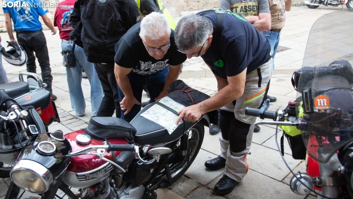 En imágenes: El Burgo recibe medio centenar de motos antiguas, varias anteriores a la II Guerra Mundial