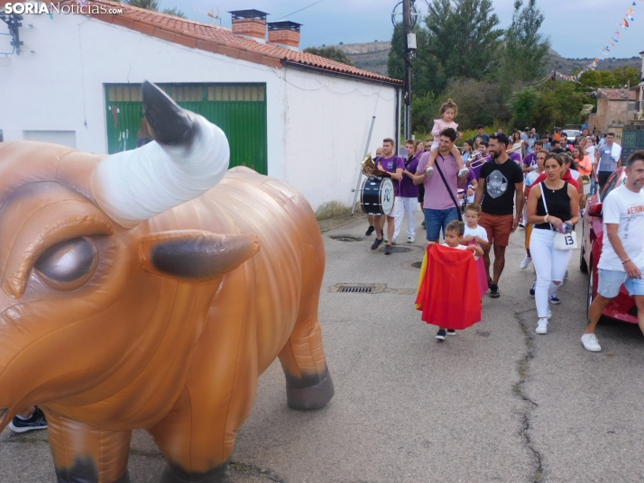 Fotos: Los m&aacute;s peque&ntilde;os de Fuentetoba desaf&iacute;an disfrazados a los toros en un encierro de 