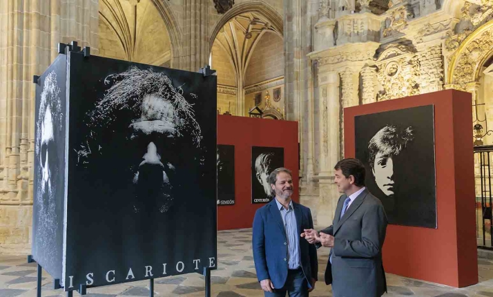 Mañueco elogia al pintor Ángel Luis Iglesias por crear en su nueva exposición una experiencia única que integra arte, belleza y fe