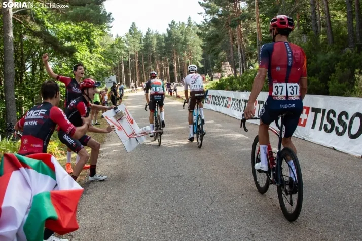 La Vuelta Ciclista en la Laguna Negra