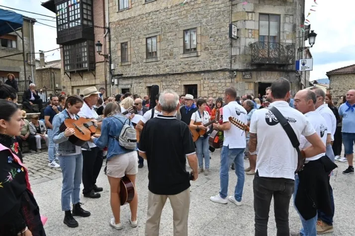 Galer&iacute;a: La Ronda invade Duruelo de la Sierra en sus fiestas del Cristo