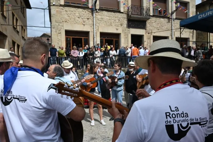 Galer&iacute;a: La Ronda invade Duruelo de la Sierra en sus fiestas del Cristo