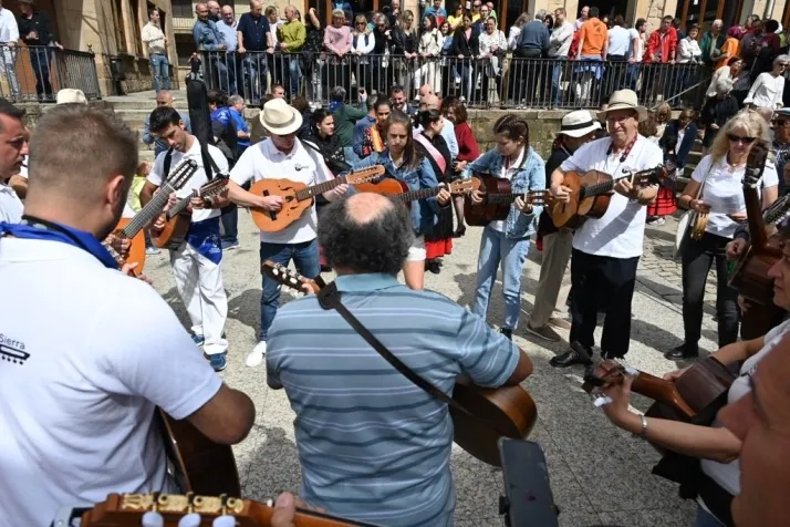 Galer&iacute;a: La Ronda invade Duruelo de la Sierra en sus fiestas del Cristo