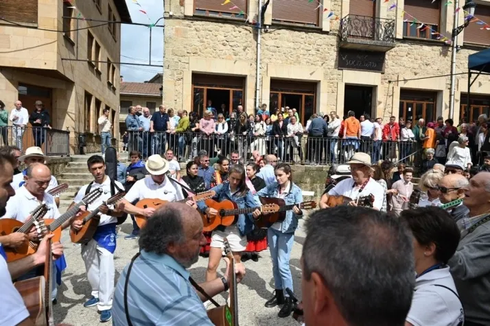 Galer&iacute;a: La Ronda invade Duruelo de la Sierra en sus fiestas del Cristo