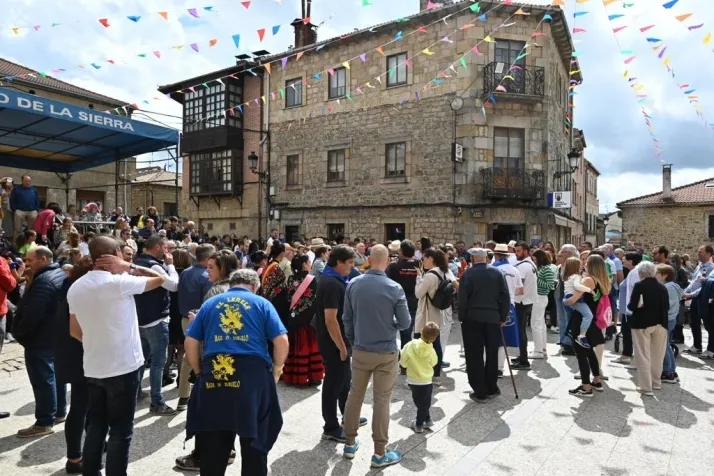 Galer&iacute;a: La Ronda invade Duruelo de la Sierra en sus fiestas del Cristo