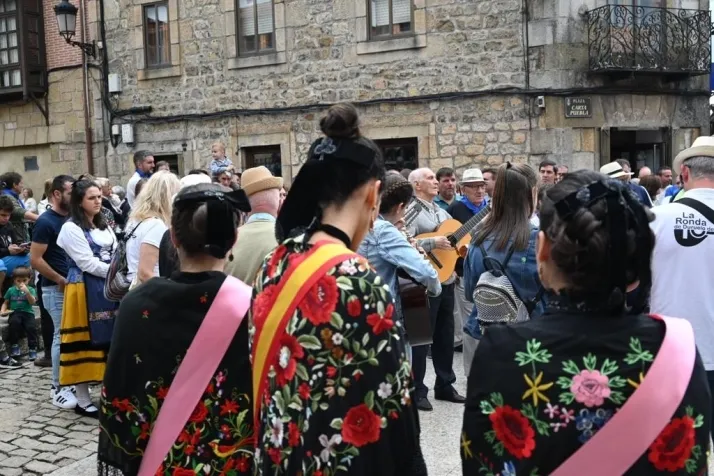 Galer&iacute;a: La Ronda invade Duruelo de la Sierra en sus fiestas del Cristo