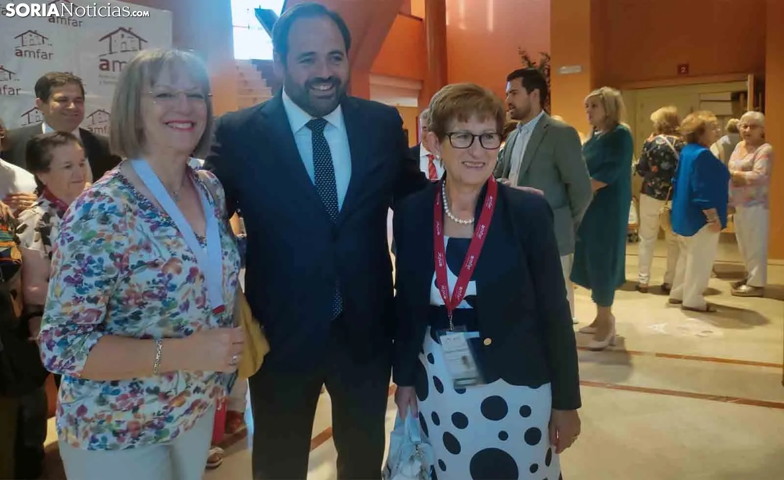 Adelina Gil (dcha.) con el pdte. Del PP en Castilla- La Mancha