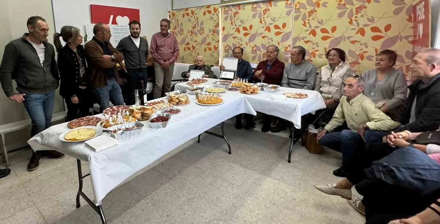 Foto 2 - El PSOE olvegue&ntilde;o rinde homenaje a Pascuala Hern&aacute;ndez y Pedro Fern&aacute;ndez, sus afiliados m&aacute;s mayores 
