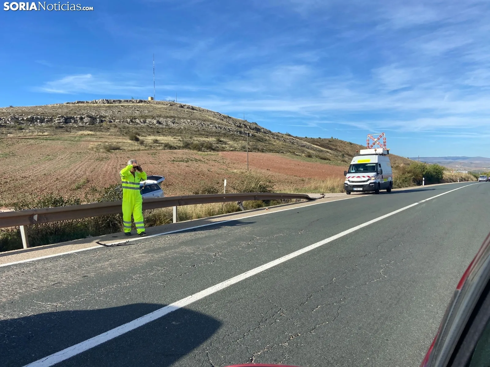 Foto 2 - Salida de un veh&iacute;culo en la N-111 a su paso por Soria