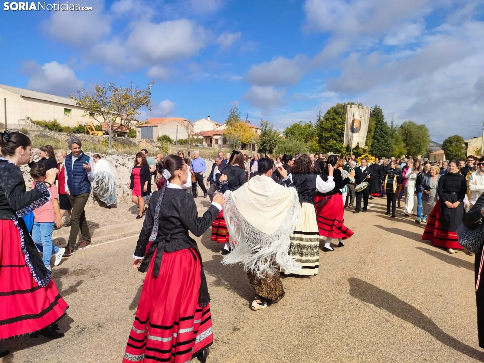 Foto 11 - Las joteras de Caltojar bailan a la Virgen del Pilar