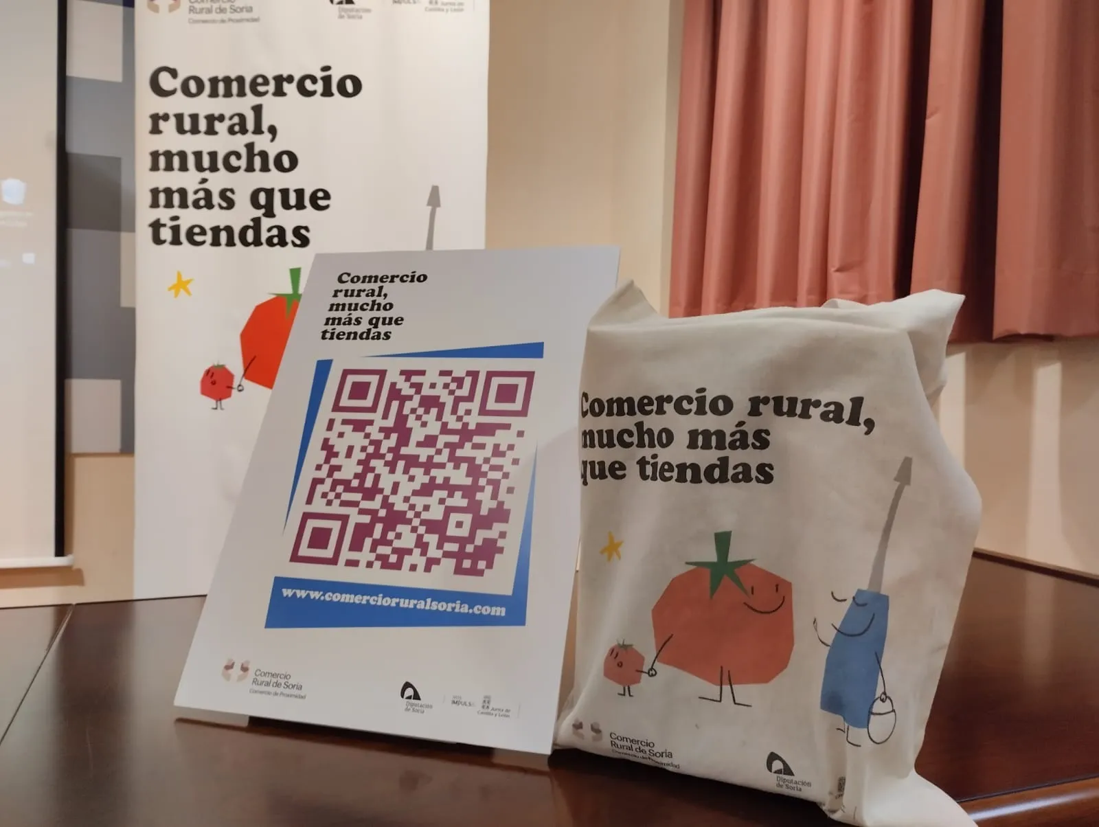 Jiménez y Serrano presentan la campaña de apoyo al comercio rural.