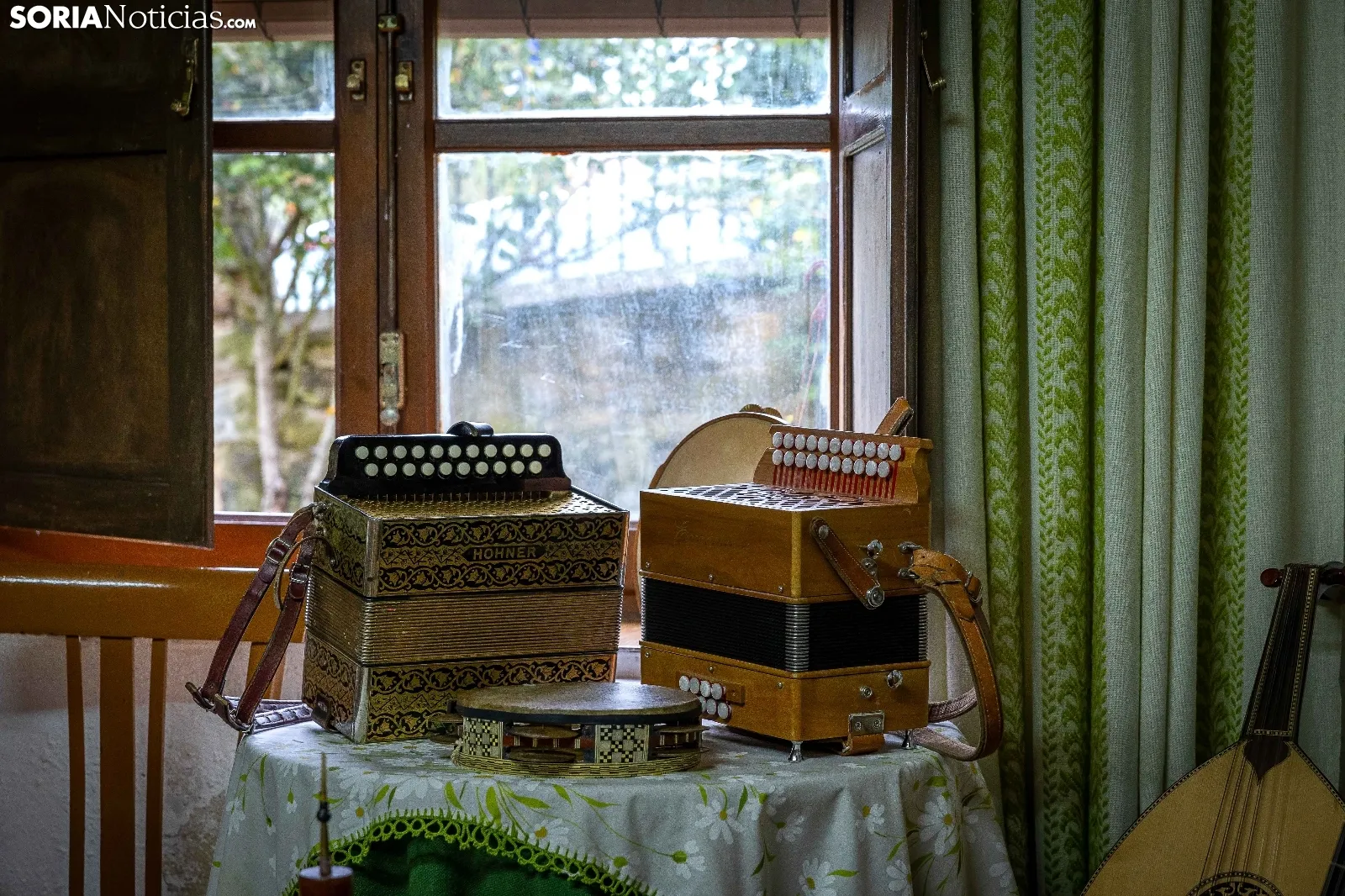 Fernando, durante la entrevista con Soria Noticias, posa en su casa familiar de Oteruelos junto a parte de su colección de instrumentos tradicionales. FOTOS: SARA RONCAL
