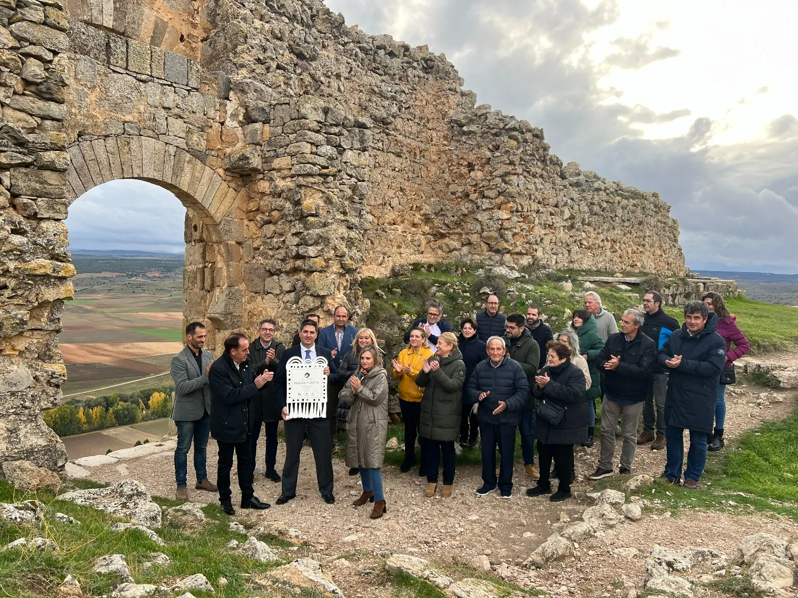 Foto 2 - Benito Serrano entrega el XVII Premio de Turismo de la Diputaci&oacute;n de Soria a Gormaz