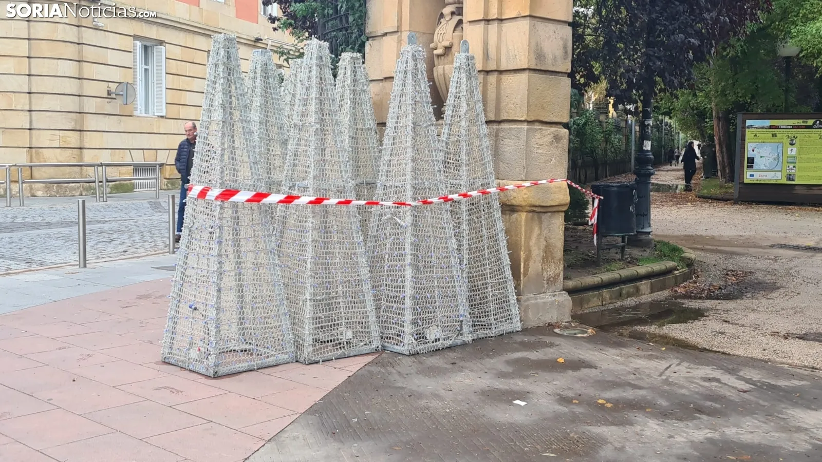 Instalación de las luces navideñas en Soria en el mes de octubre. /SN