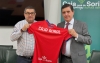 Martínez (dcha.) y Morales, con la nueva indumentaria del club tras la rúbrica del acuerdo. /CRS