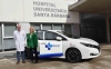 La delegada territorial, Yolanda de Gregorio, y el gerente de Asistencia Sanitaria de Soria, José Luis Vicente, junto al nuevo vehículo eléctrico. /Jta.