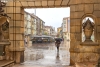Un hombre se resguarda bajo un paraguas en el centro de Soria.