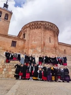 Foto 3 - Las joteras de Caltojar bailan a la Virgen del Pilar