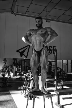 Adrián Otero en su gimnasio y en el Míster Universo de Bucarest/ Adrián Otero.