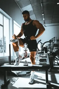 Adrián Otero en su gimnasio y en el Míster Universo de Bucarest/ Adrián Otero.