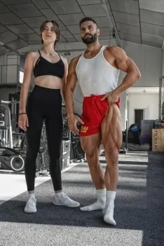 Adrián Otero en su gimnasio y en el Míster Universo de Bucarest/ Adrián Otero.