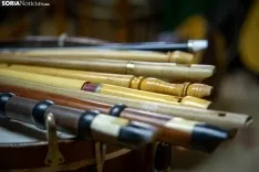 Fernando, durante la entrevista con Soria Noticias, posa en su casa familiar de Oteruelos junto a parte de su colección de instrumentos tradicionales. FOTOS: SARA RONCAL
