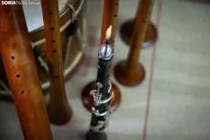 Fernando, durante la entrevista con Soria Noticias, posa en su casa familiar de Oteruelos junto a parte de su colección de instrumentos tradicionales. FOTOS: SARA RONCAL