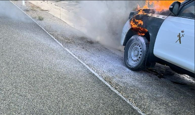 Arde un coche de la Guardia Civil en la autov&iacute;a de Soria
